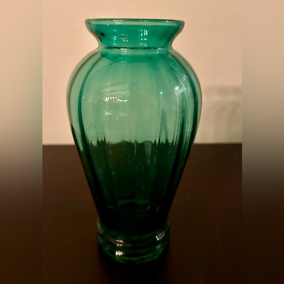 Gorgeous, Emerald Green Vase. 7.5” - Picture 9 of 9